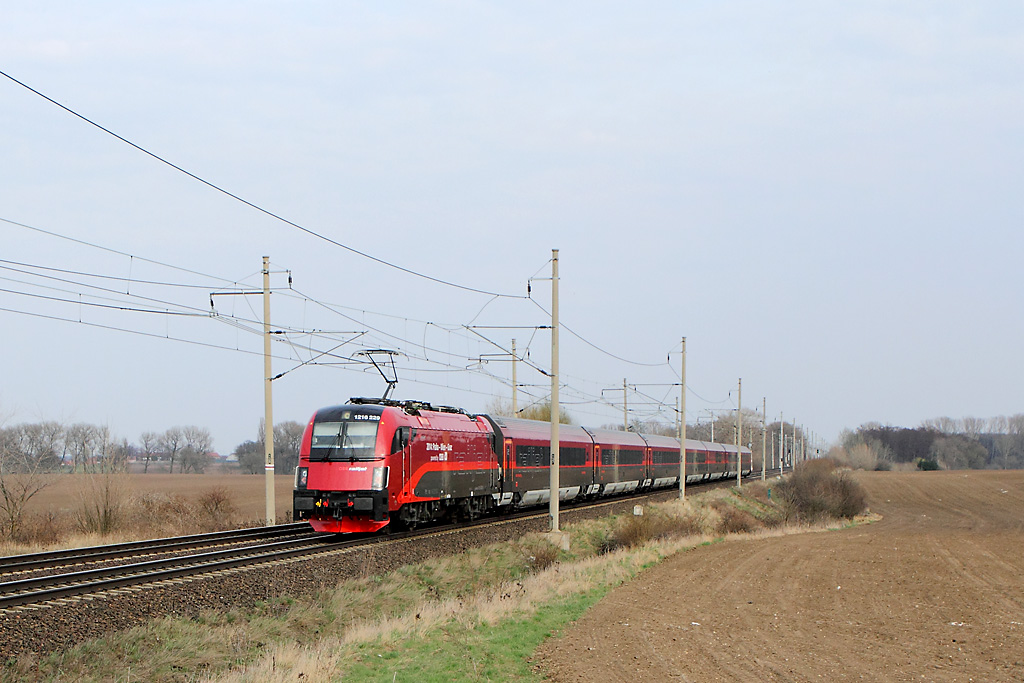 Railjet v Polabí při své cestě do Ostravy jako SC 513